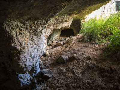 ...e raggiungere un ampio atrio rettangolare: l�anticamera dell�intera struttura